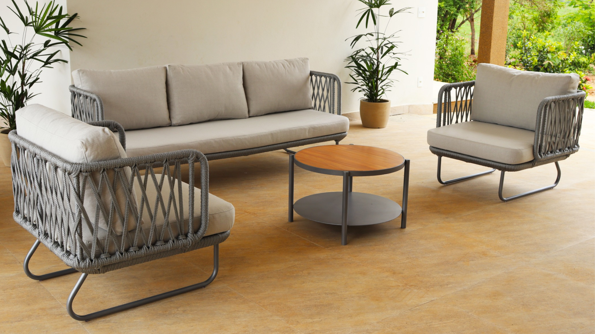 Varanda elegante com poltrona suspenso, plantas e área de lazer, ambiente claro e arejado